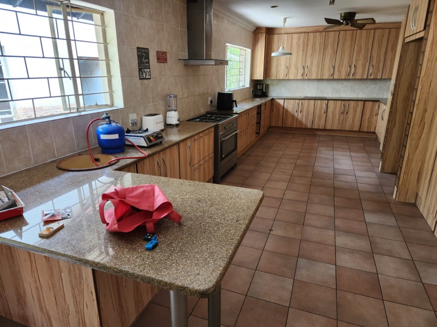 5 Bedroom Property for Sale in Mnandi Gauteng