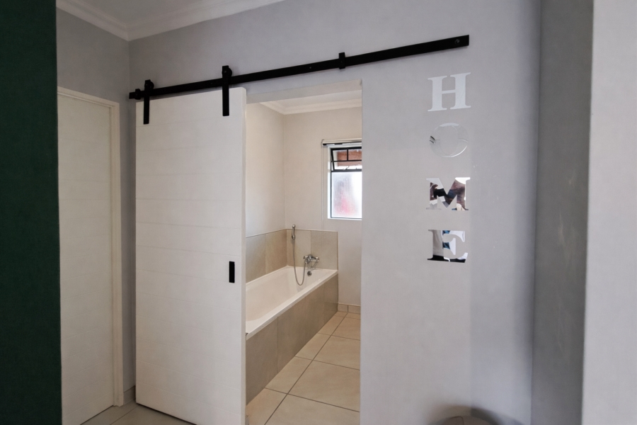 To Let 2 Bedroom Property for Rent in Fleurhof Gauteng