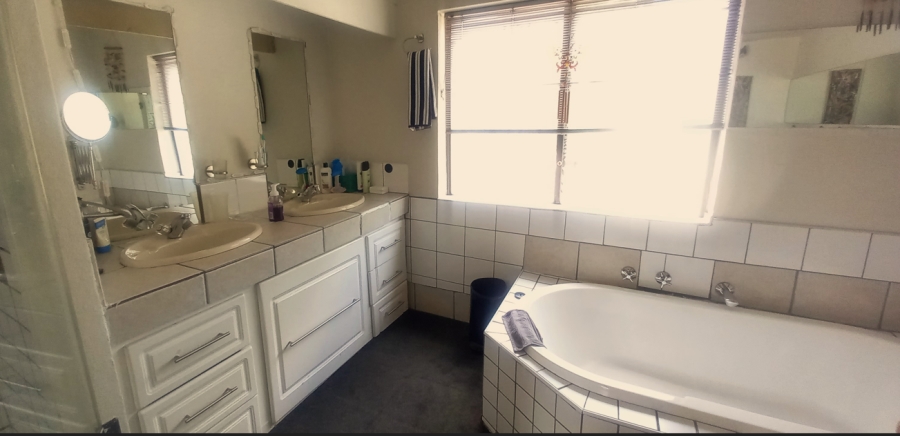 4 Bedroom Property for Sale in Waterkloof Ridge Gauteng