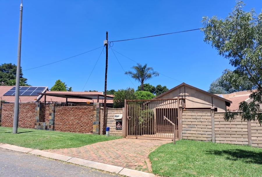 4 Bedroom Property for Sale in Allens Nek Gauteng