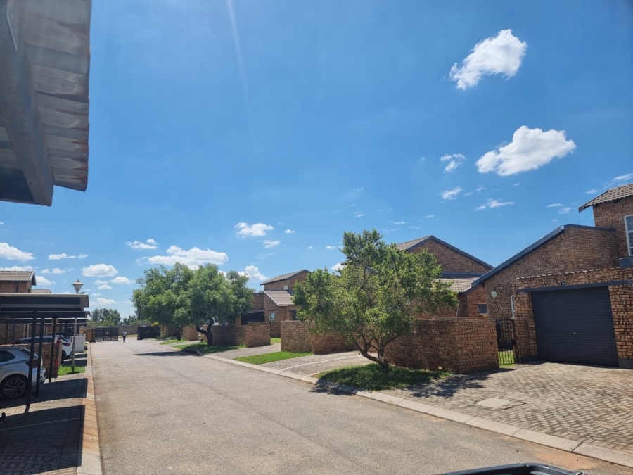 To Let 2 Bedroom Property for Rent in Honeydew Grove Gauteng