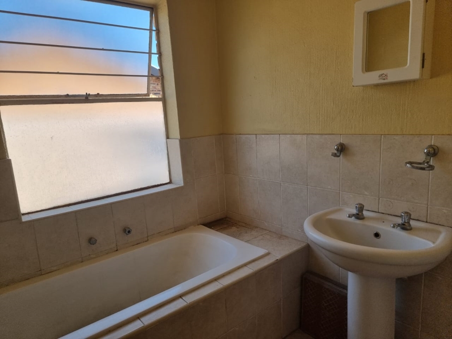 To Let 2 Bedroom Property for Rent in Honeydew Grove Gauteng