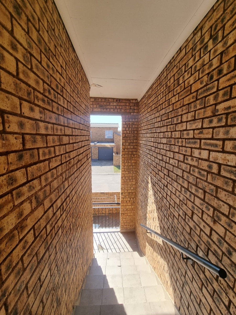 To Let 2 Bedroom Property for Rent in Honeydew Grove Gauteng
