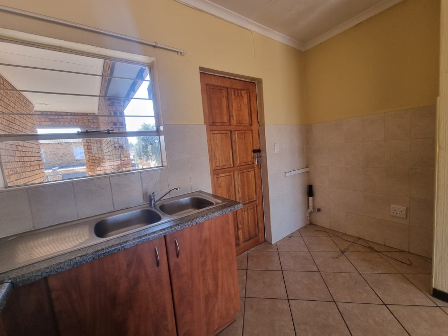 To Let 2 Bedroom Property for Rent in Honeydew Grove Gauteng