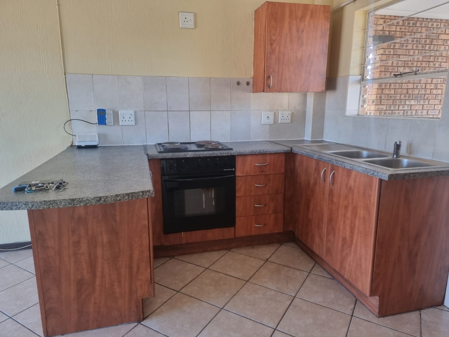 To Let 2 Bedroom Property for Rent in Honeydew Grove Gauteng