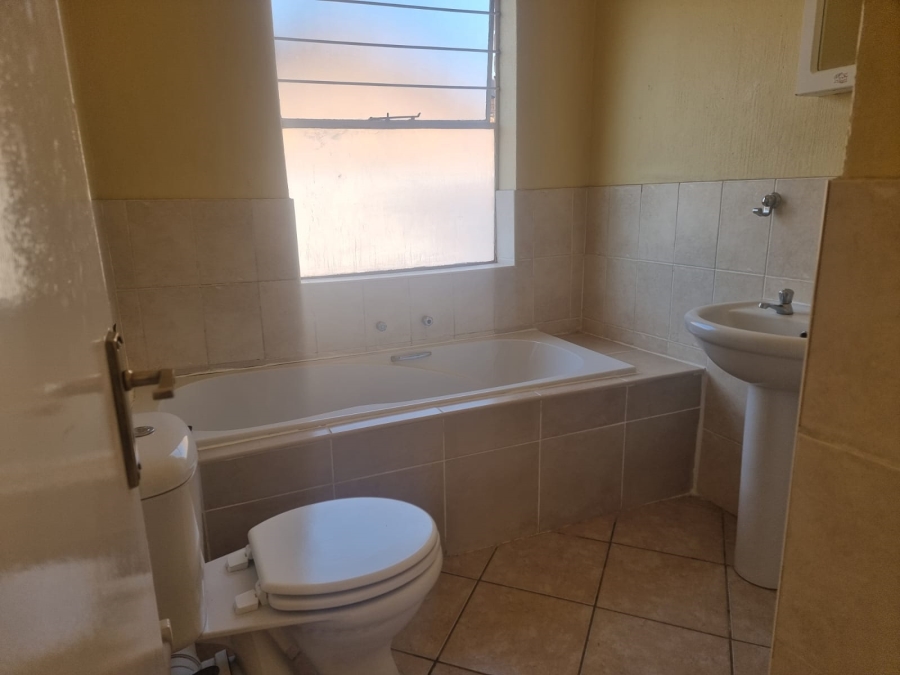 To Let 2 Bedroom Property for Rent in Honeydew Grove Gauteng