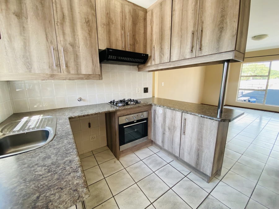 To Let 2 Bedroom Property for Rent in New Redruth Gauteng