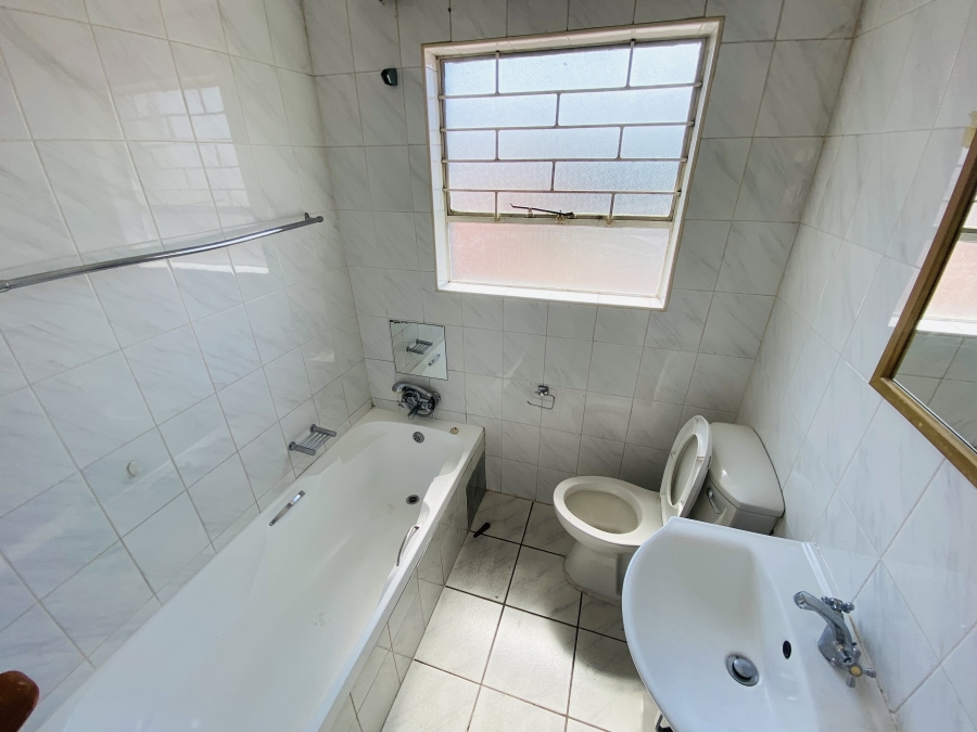 To Let 2 Bedroom Property for Rent in New Redruth Gauteng