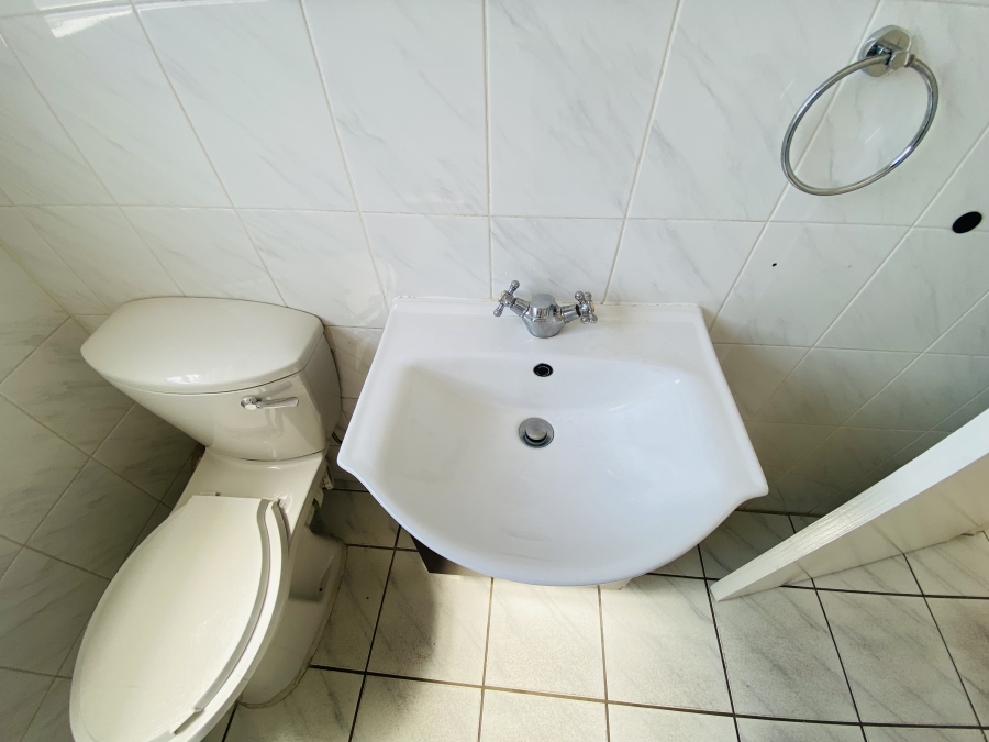 To Let 2 Bedroom Property for Rent in New Redruth Gauteng