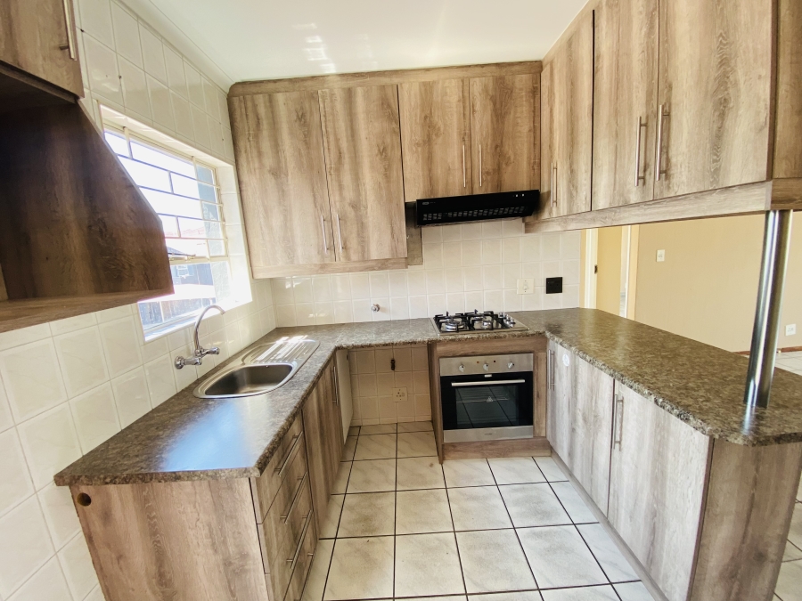 To Let 2 Bedroom Property for Rent in New Redruth Gauteng