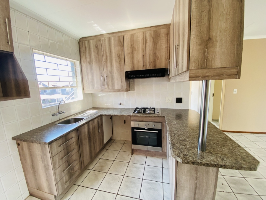 To Let 2 Bedroom Property for Rent in New Redruth Gauteng