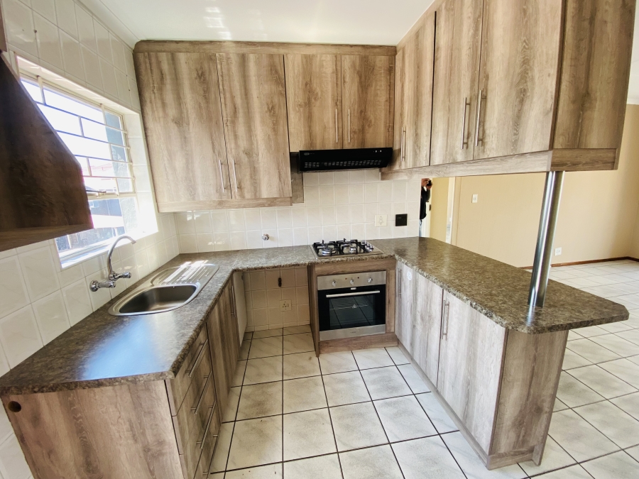 To Let 2 Bedroom Property for Rent in New Redruth Gauteng