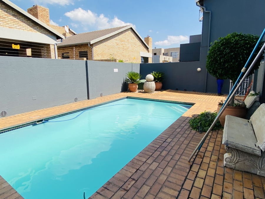 To Let 2 Bedroom Property for Rent in New Redruth Gauteng