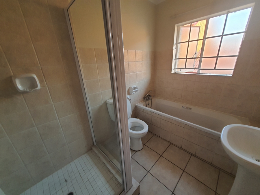 To Let 2 Bedroom Property for Rent in Rooihuiskraal Gauteng