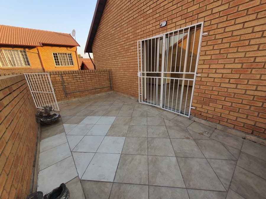 To Let 2 Bedroom Property for Rent in Rooihuiskraal Gauteng