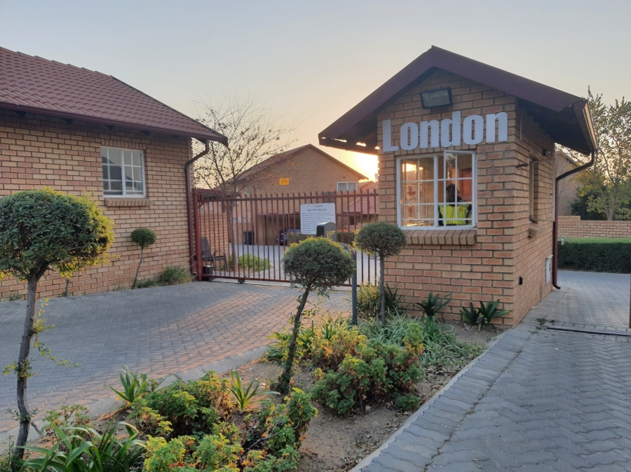 To Let 2 Bedroom Property for Rent in Rooihuiskraal Gauteng