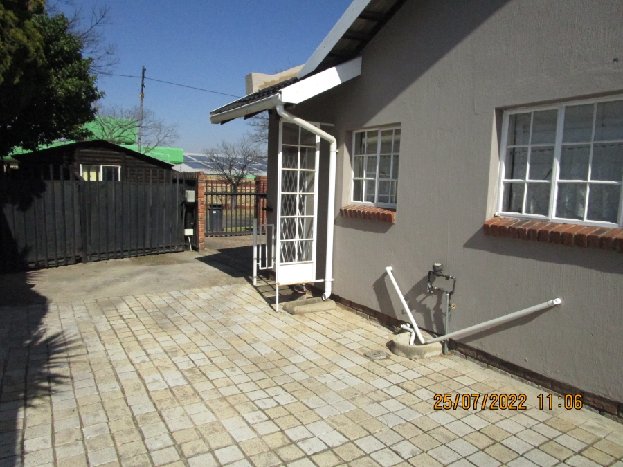 To Let 1 Bedroom Property for Rent in Edenvale Central Gauteng