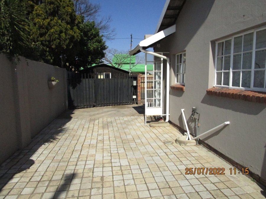 To Let 1 Bedroom Property for Rent in Edenvale Central Gauteng