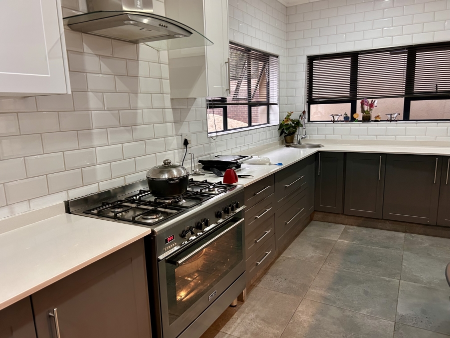 4 Bedroom Property for Sale in Waverley Gauteng