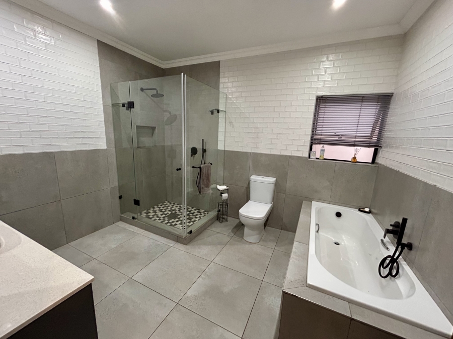 4 Bedroom Property for Sale in Waverley Gauteng