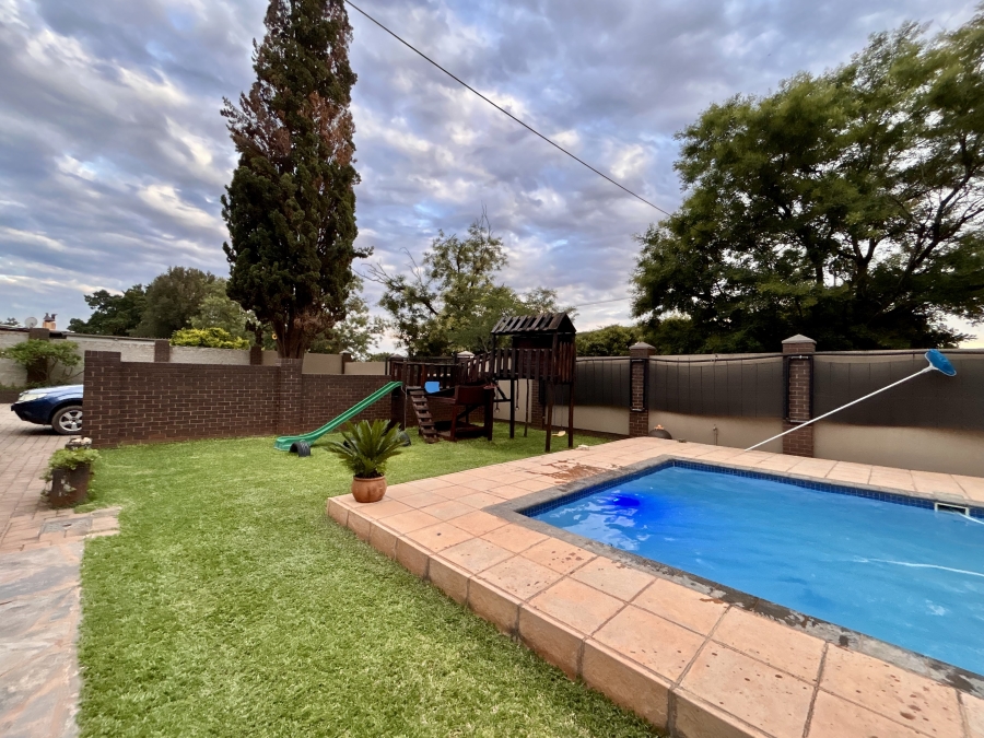 4 Bedroom Property for Sale in Waverley Gauteng