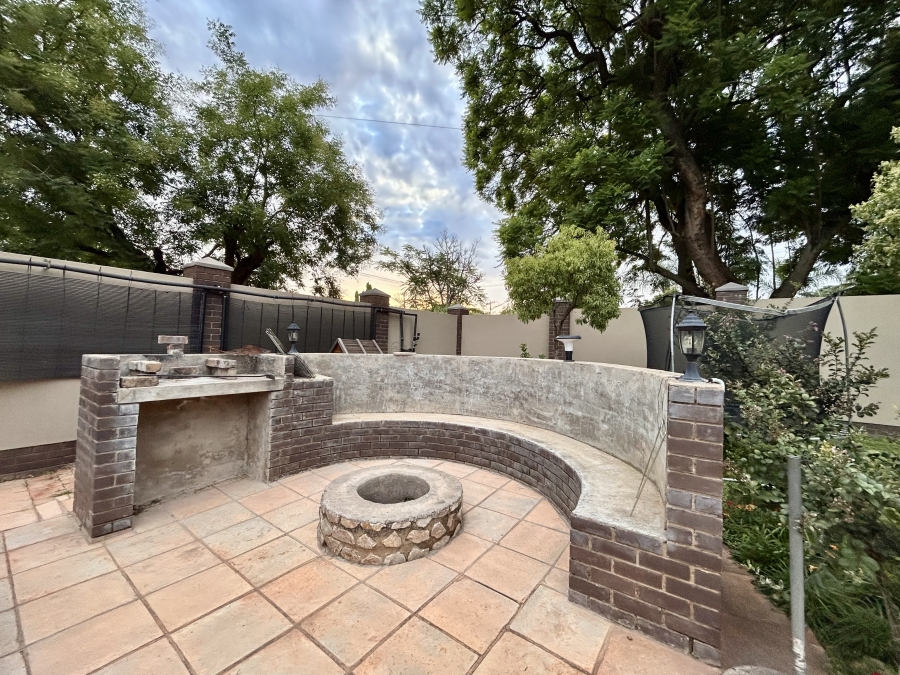 4 Bedroom Property for Sale in Waverley Gauteng