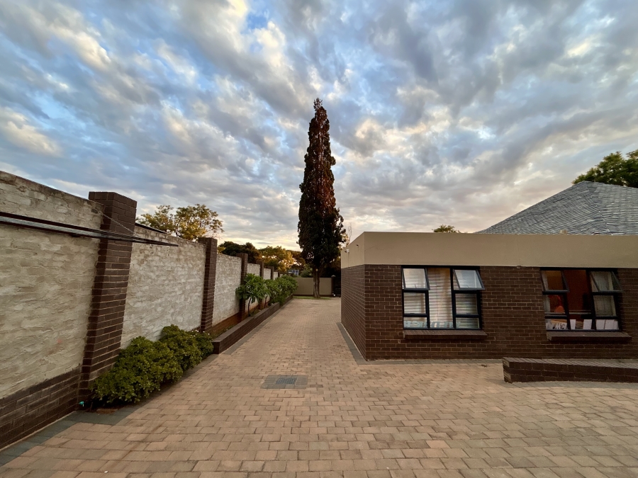 4 Bedroom Property for Sale in Waverley Gauteng