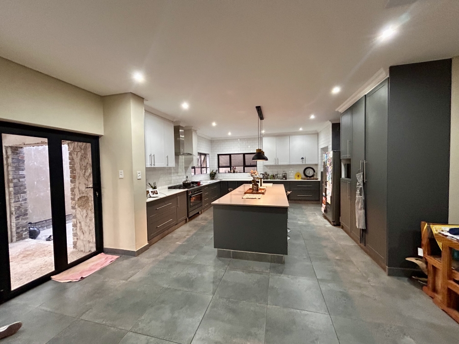 6 Bedroom Property for Sale in Waverley Gauteng