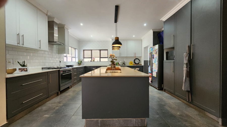 6 Bedroom Property for Sale in Waverley Gauteng