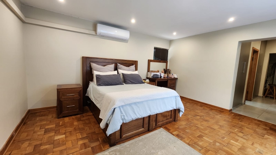 6 Bedroom Property for Sale in Waverley Gauteng