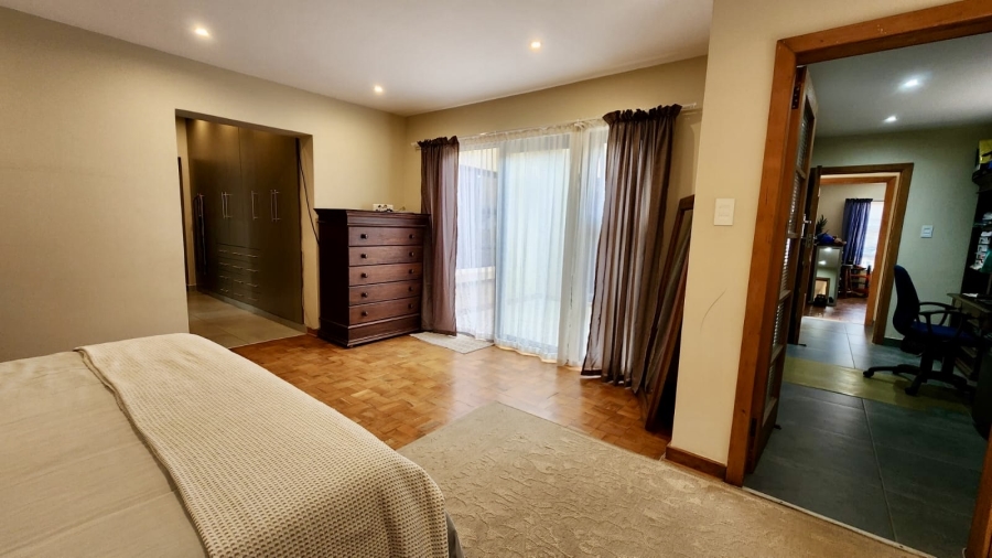 6 Bedroom Property for Sale in Waverley Gauteng