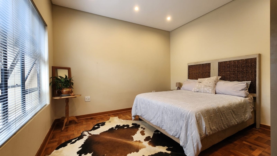 6 Bedroom Property for Sale in Waverley Gauteng