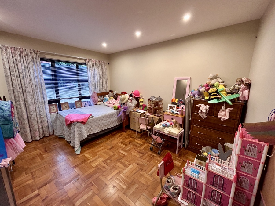 6 Bedroom Property for Sale in Waverley Gauteng