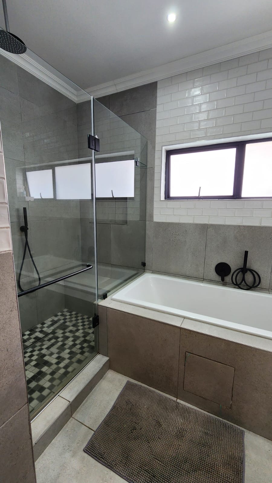 6 Bedroom Property for Sale in Waverley Gauteng