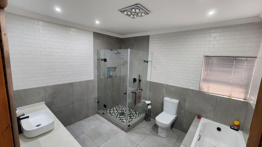 6 Bedroom Property for Sale in Waverley Gauteng