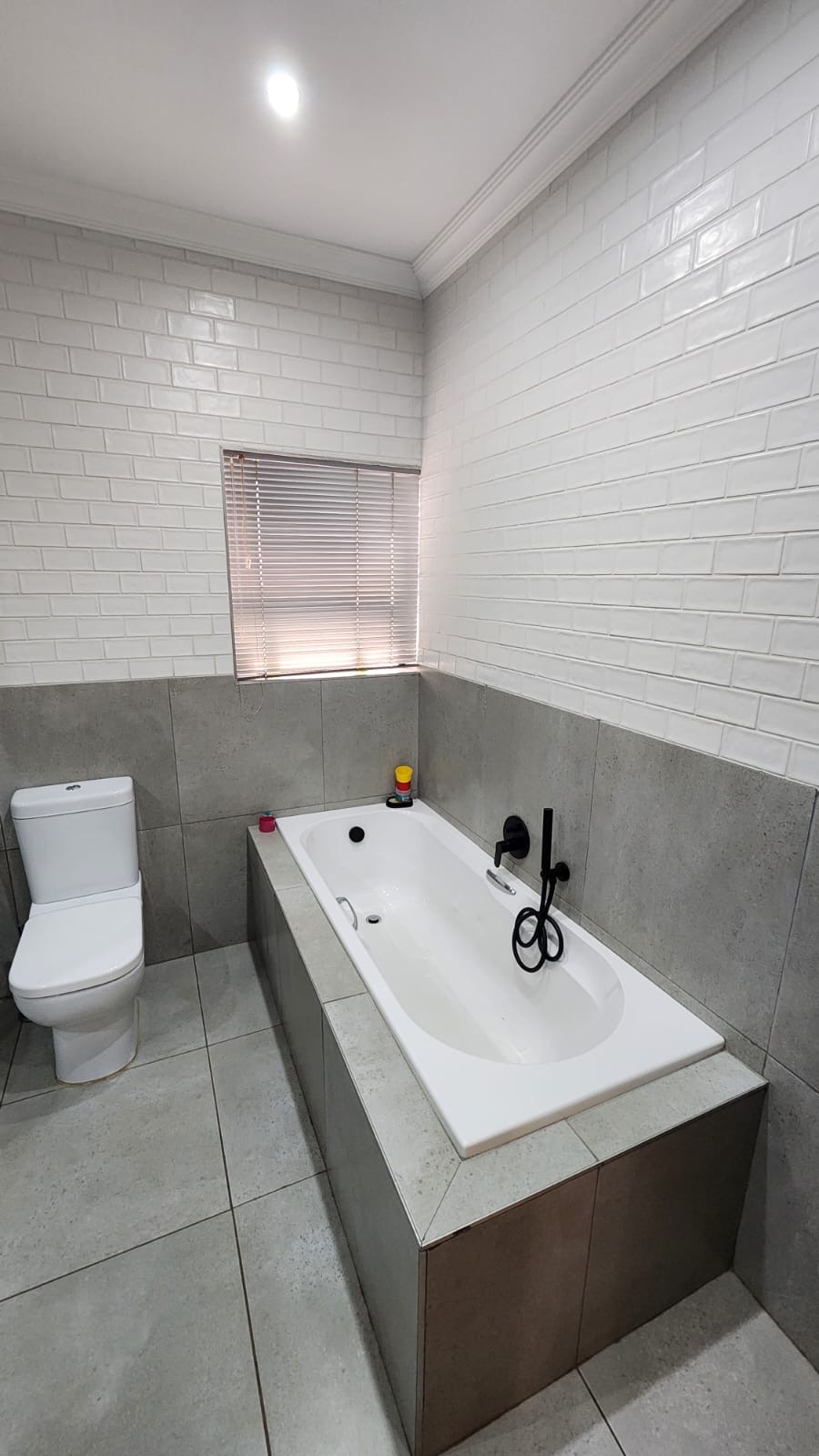 6 Bedroom Property for Sale in Waverley Gauteng