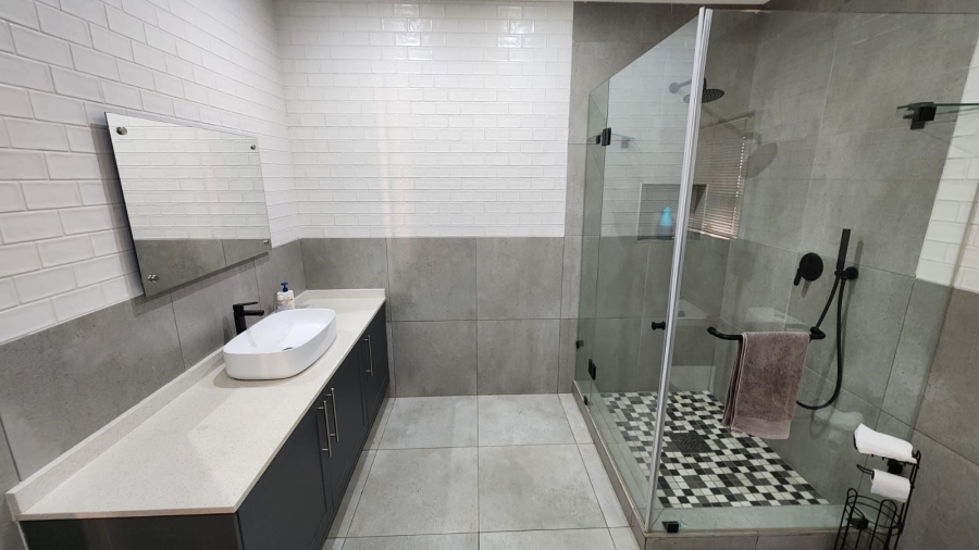 6 Bedroom Property for Sale in Waverley Gauteng