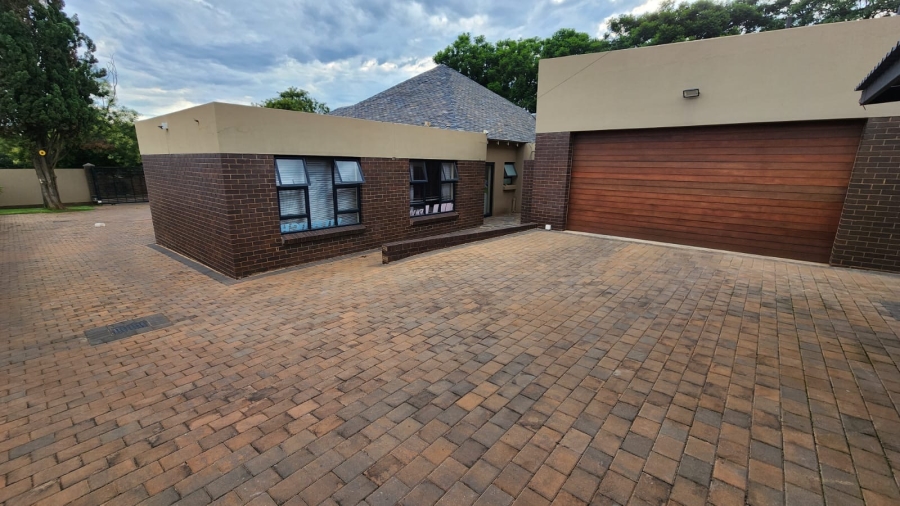 6 Bedroom Property for Sale in Waverley Gauteng