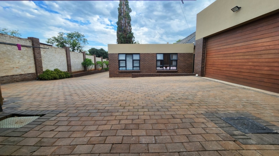 6 Bedroom Property for Sale in Waverley Gauteng
