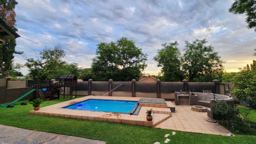 6 Bedroom Property for Sale in Waverley Gauteng