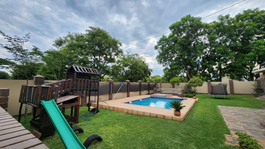 6 Bedroom Property for Sale in Waverley Gauteng