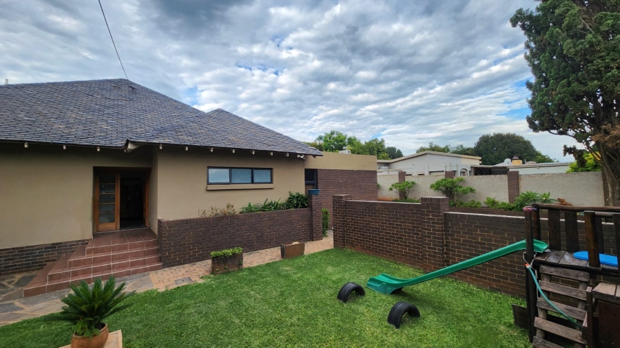 6 Bedroom Property for Sale in Waverley Gauteng