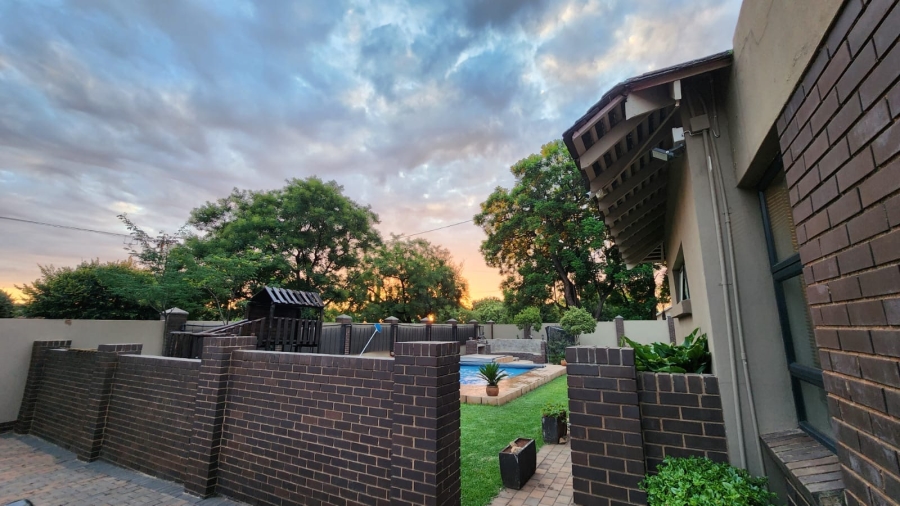 6 Bedroom Property for Sale in Waverley Gauteng