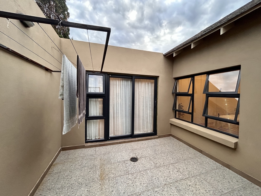 6 Bedroom Property for Sale in Waverley Gauteng