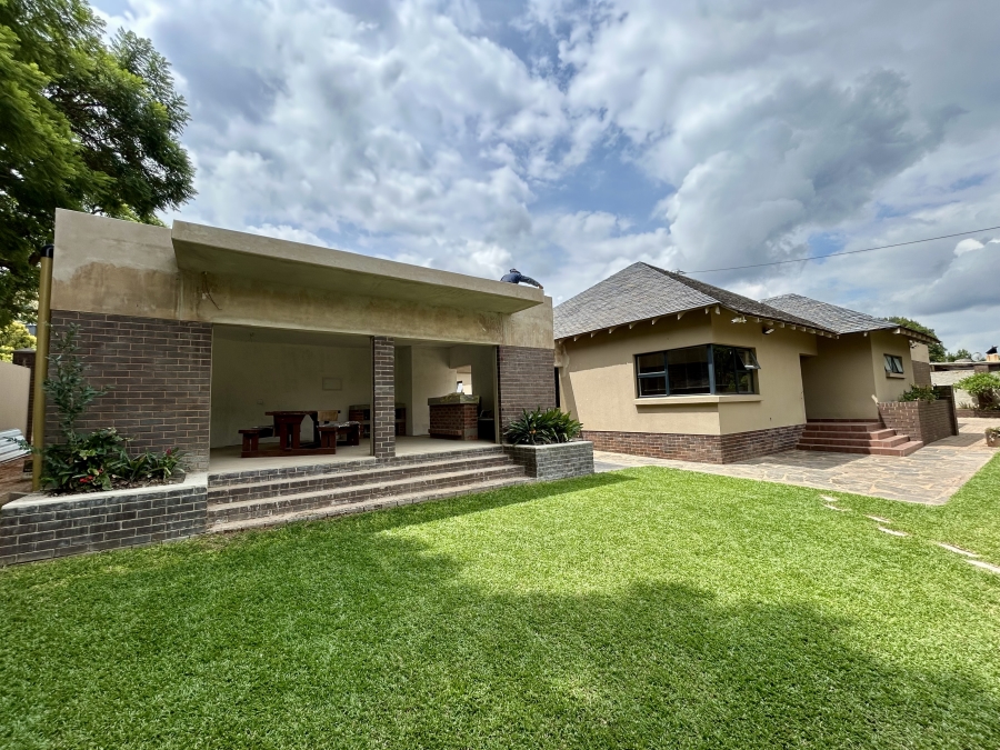 6 Bedroom Property for Sale in Waverley Gauteng