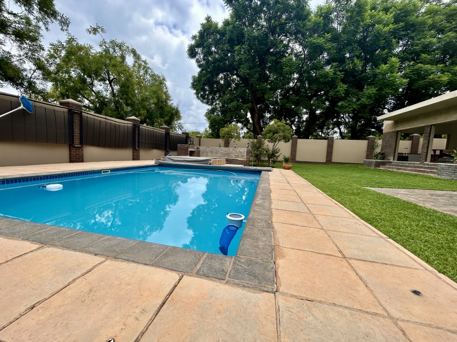 6 Bedroom Property for Sale in Waverley Gauteng
