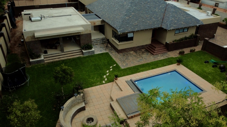 6 Bedroom Property for Sale in Waverley Gauteng