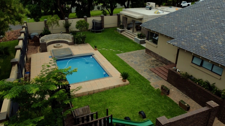 6 Bedroom Property for Sale in Waverley Gauteng