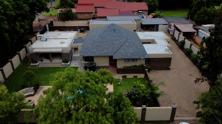 6 Bedroom Property for Sale in Waverley Gauteng