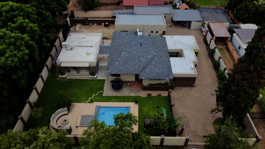 6 Bedroom Property for Sale in Waverley Gauteng